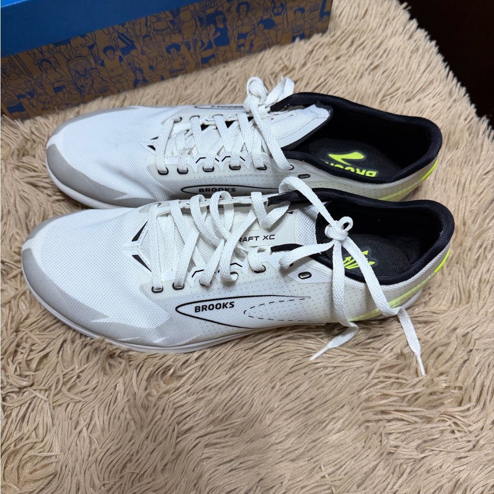 Brooks White Men's Lightweight Athletic Running size 11.5 Like new